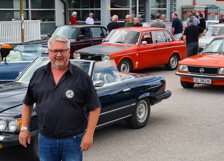 VIL HA FOLK MED: Steinar Gresmo i Solør Veteran Klubb inviterer folk med på årets sommerløp. Her fra en tidligere veteranbiltur med oppstart ved Gausdal Landhandleri på Flisa.