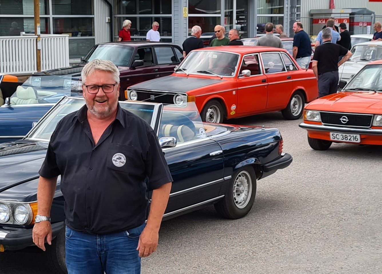 VIL HA FOLK MED: Steinar Gresmo i Solør Veteran Klubb inviterer folk med på årets sommerløp. Her fra en tidligere veteranbiltur med oppstart ved Gausdal Landhandleri på Flisa.