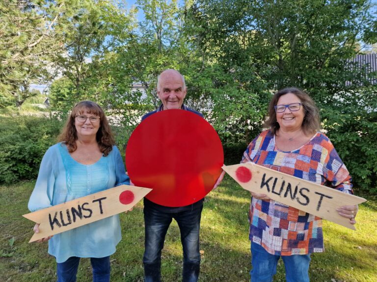 STILLER UT: Birgitte Mobekk (til venstre), Knut Kjeldsen og Solvår Ramsberg er blant de 23 kunstnerne som deltar på årets festival i Våler.