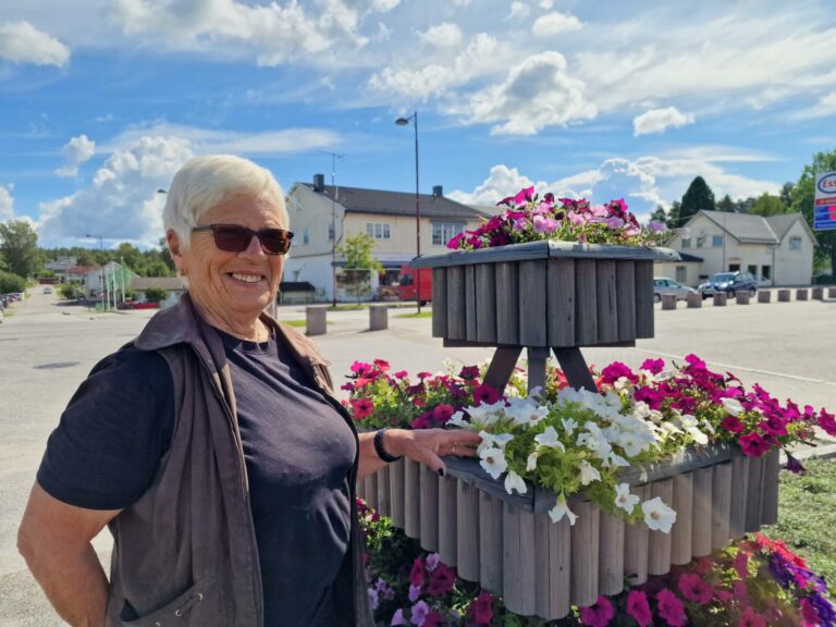MANGE TIMER: Unni Tollefsen har vært primus motor for Blomsterpikene i Våler i 12 år. Nå er det snart slutt, og det markeres med avslutning under Vålerdagen 19. august.
