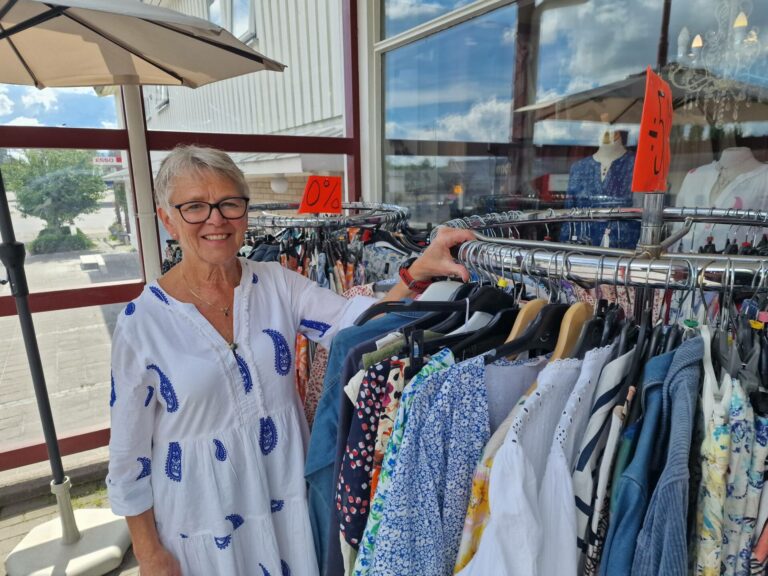 HÅPER PÅ MYE FOLK: Eva Strætkvern i Våler Blomsterforretning har moteshow under Vålerdagen 19. august. Om værgudene spiller på lag kan det bli minst like folksomt som i fjor.