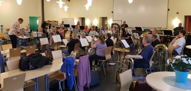 NY SESONG: Åsnes Hornmusikk øver hver mandag i kantina ved Åsnes ungdomsskole. Neste høydepunkt nå er høstkonserten lørdag 28. oktober.