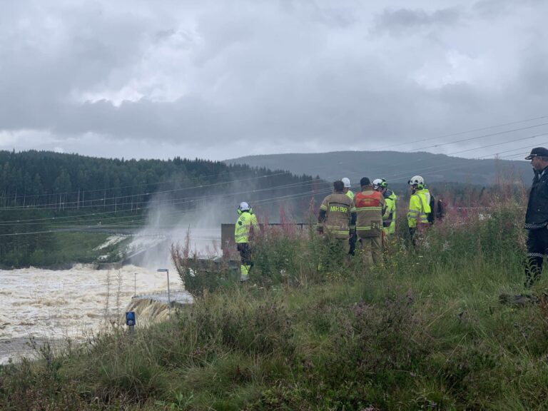 KRITISK: Situasjonen var lenge kristisk ved kraftverket på Braskereidfoss. Det endte med at både veg og kraftverk fikk store skader. Foto: Linn Hege Kolbu Sagen.