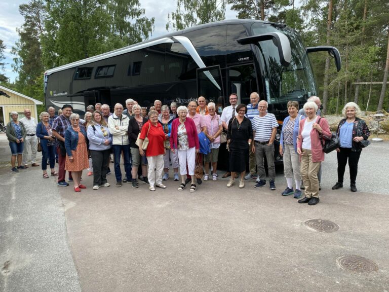 HLF Solør på parkeringen til Klässbols Linneväveri.