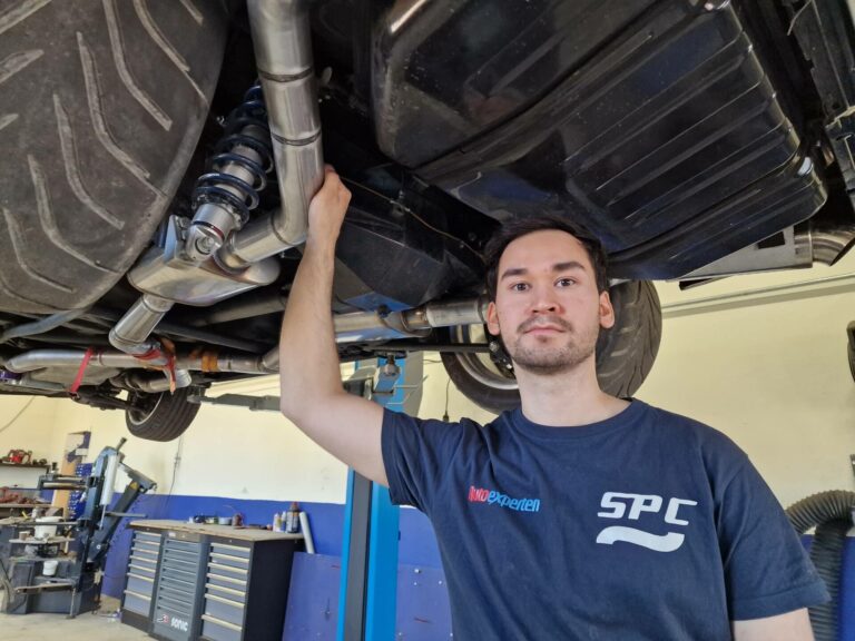 NY PÅ SKANSEN: Lars Patrick Holmer startet i jobben på Skansen i sommer. I tillegg til vanlige verkstedoppgaver får han også prøvd seg på litt sveising, og har blant annet spesiallaget et eksosanlegg til en Chevrolet Camaro.