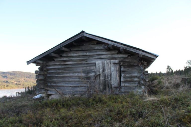 TAS VARE PÅ: Takket være midler fra Kulturminnefondet skal nå den gamle smia ved Nordre Vermundsberget gård restaureres. Foto: Kulturminnefondet.