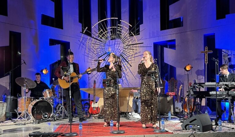 FYLLER VÅLER KIRKE IGJEN: Mer «Endelig jul» blir det i Våler kirke 10. desember, og billettsalget går svært bra. Her fra fjorårets konsert.