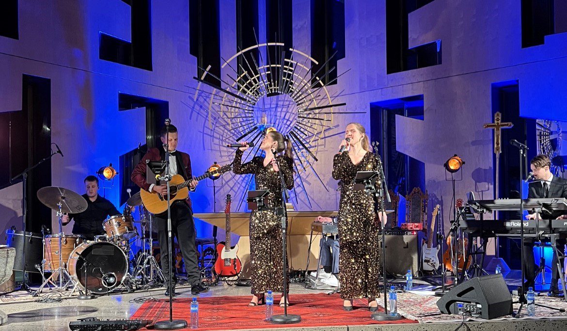 FYLLER VÅLER KIRKE IGJEN: Mer «Endelig jul» blir det i Våler kirke 10. desember, og billettsalget går svært bra. Her fra fjorårets konsert.