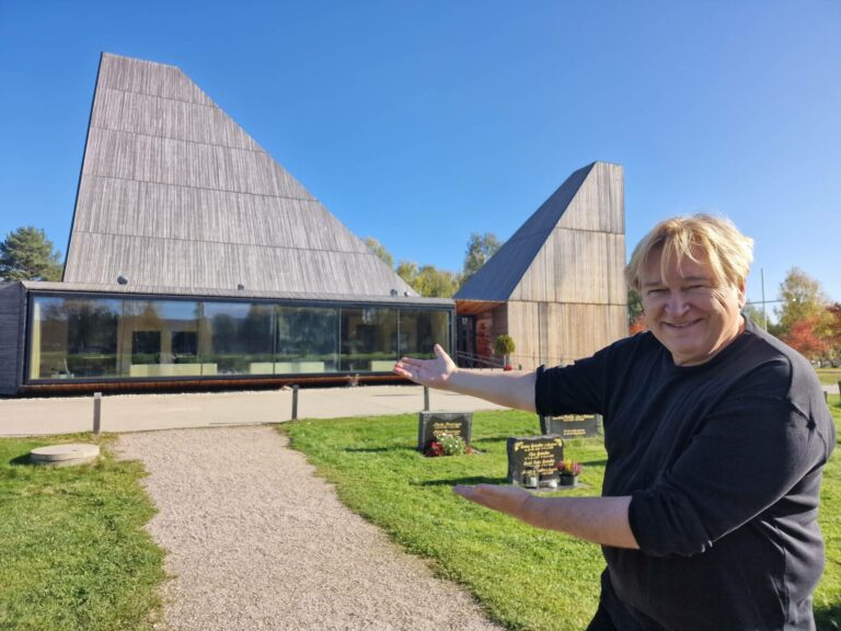 IMPONERT: Jørn Hoel er tydelig imponert over nye Våler kirke. Dette var det første stoppestedet som ble spirket for årets julekonsertturné i regi av han og Emil Solli Tangen.