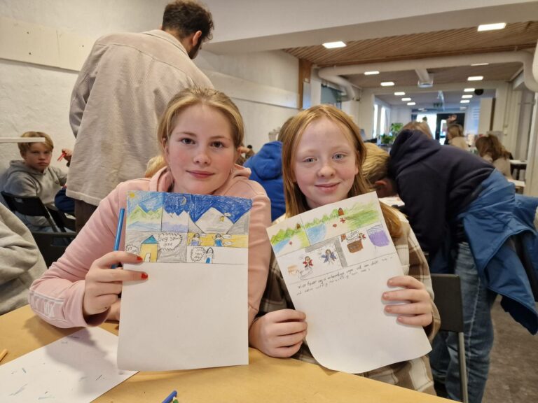 EN ANNERLEDES SKOLEDAG: Emma Eriksmoen (til venstre) og Emilie Bieliunaite fra Sønsterud skole likte seg på tegneserieverkstedet, og ikke minst at skoledagen skilte seg litt fra de andre.
