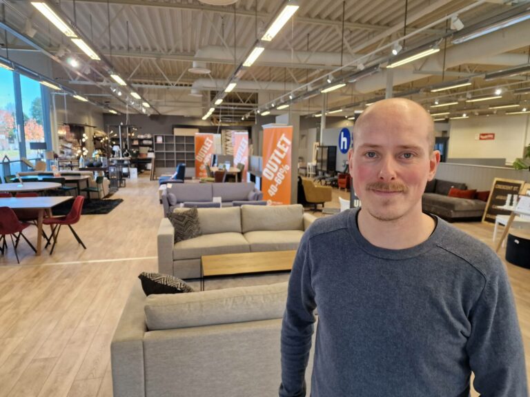 RYDDER UT: Helset Møbler avvikler sin avdeling på Flisa for å satse for fullt på Hamar. Markus Berget forteller om fire fine år på Flisa, men at salget har vært for dårlig den siste tiden.