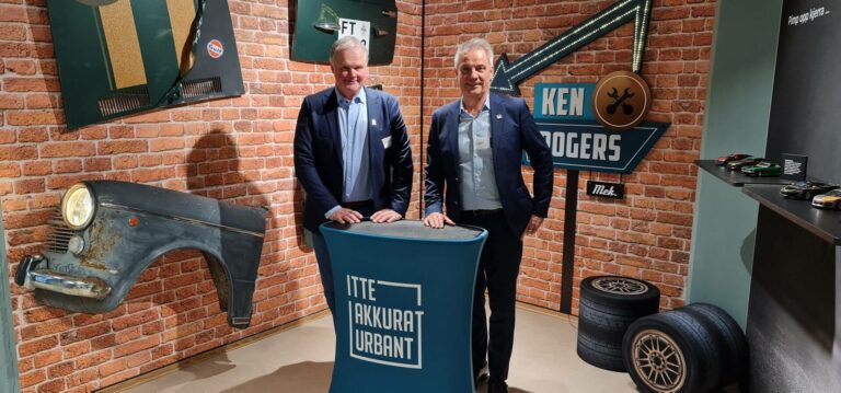 ET EVENTYR: Ole Peder Berggren (til venstre) og Per-Otto Sletten kjøpte trykkeriet i 2001, og har siden sørget for en eventyrlig utvikling. I år venter Flisa Trykkeri å omsette for 120 millioner kroner.