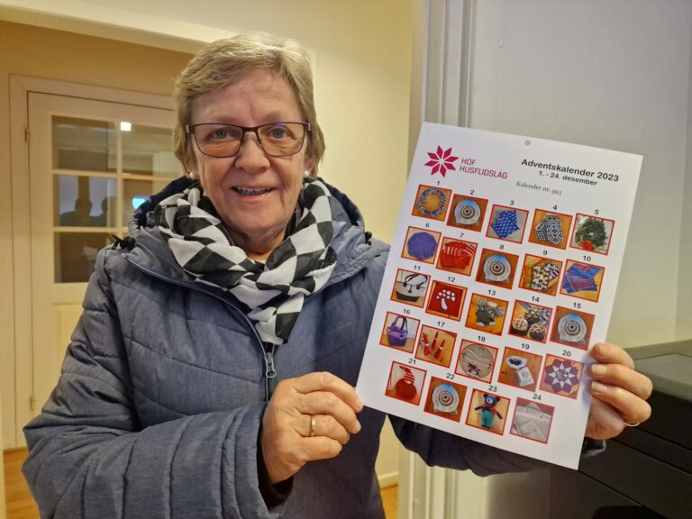 I SALG: Hof Husflidslag har egen adventskalender også i år. Mona Salberg håper alle 300 kalenderne blir solgt før 1. desember.