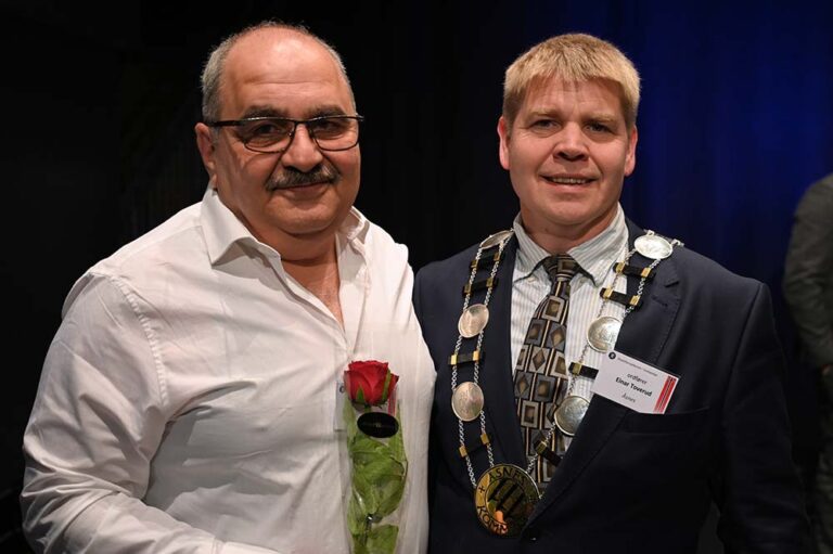 NY STATSBORGER: Saadalla Dyab deltok på statsborgerseremonien i Terningen Arena nylig. Her sammen med nyvalgt ordfører i Åsnes, Einar Toverud. Foto: Kristina Skamsar/Statsforvalteren i Innlandet.