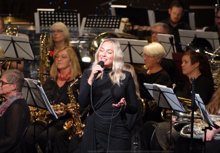 FINT SAMSPILL: Ingeborg Walther var årets gjesteartist under Åsnes Hornmusikk sin tradisjonelle høstkonsert i Rådhuskinoen. Alle foto: Svein Cato Framås.