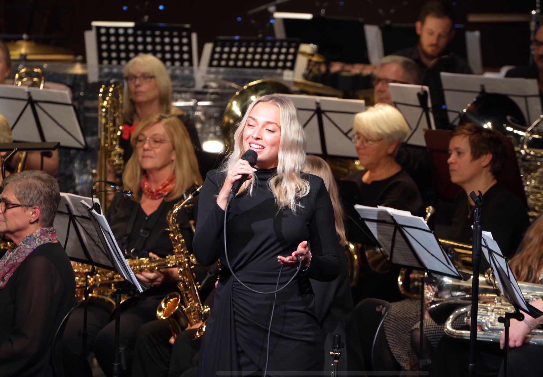 FINT SAMSPILL: Ingeborg Walther var årets gjesteartist under Åsnes Hornmusikk sin tradisjonelle høstkonsert i Rådhuskinoen. Alle foto: Svein Cato Framås.