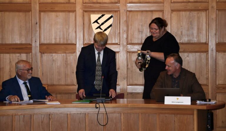 NY ORDFØRER: Einar Toverud (Sp) er ny ordfører i Åsnes kommune. Avtroppende ordfører Kari Heggelund overrakte ordførerkjedet under det konstituerende møtet mandag kveld. Foto: Åsnes kommune.