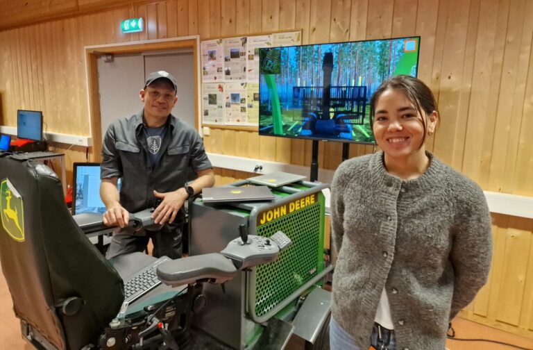 STORT UTVALG: Brede Lauten fra Skogkurs og Sara Skybak fra Solør videregående skole er fornøyd med at lærere fra hele landet og leverandører fra hele verden deltok. Her fra en John Deere simulator.