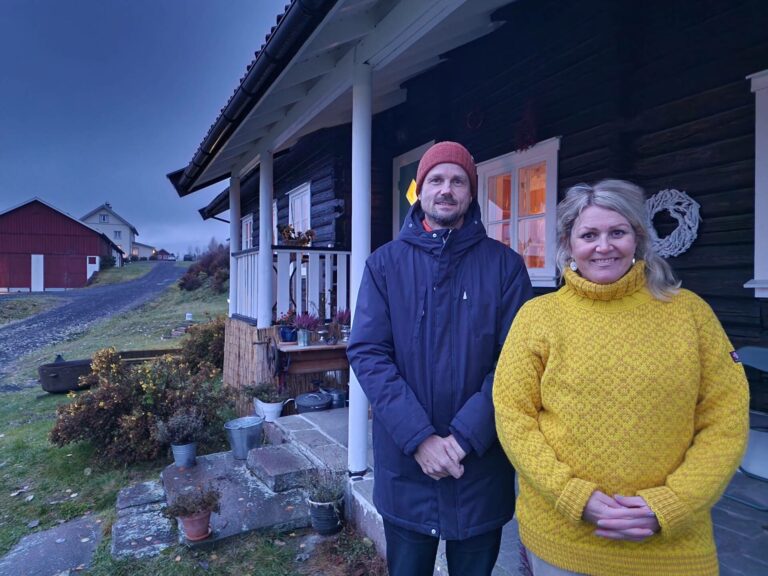 ÅPNER GÅRDEN: Lørdag og søndag blir det julemarked ved Søstuen 2280 i Gjesåsen. Christine Mowinckel og Kristian Rostad håper mange tar turen, og garanterer for julestemningen ved gården.