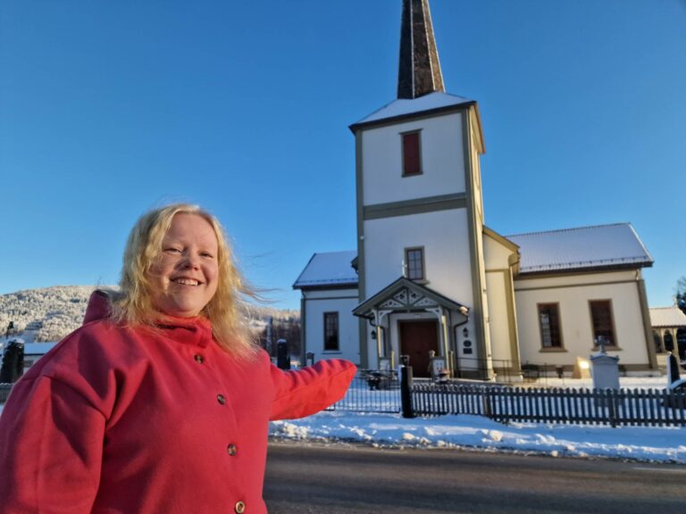 HÅPER Å FYLLE KIRKA: Kari Anita Bertelsen ønsket seg en utfordring utenom jobben, og arrangerer med det julekonsert i Åsnes kirke 3. desember. Hun håper selvsagt at alle sitteplasser blir brukt.