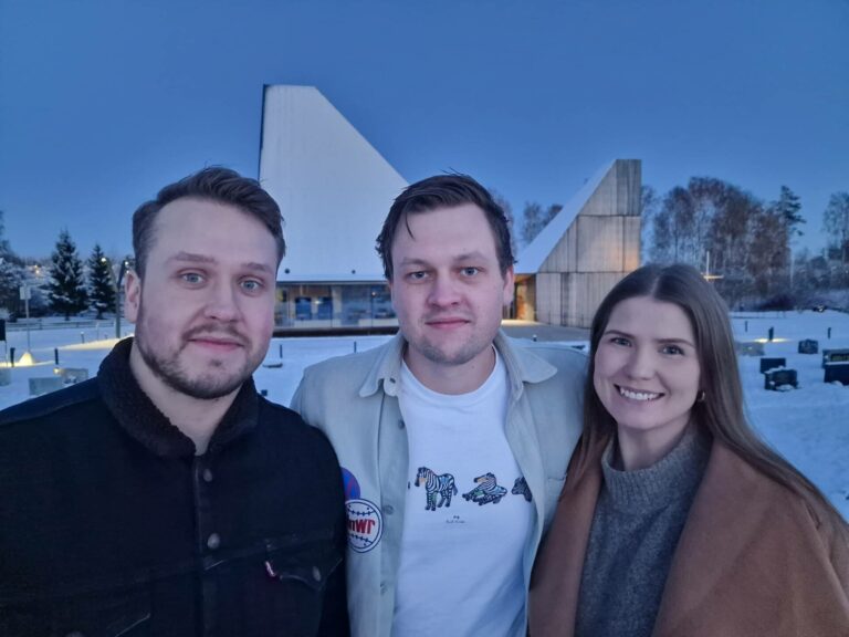 STOLTE: Simen Bjørdal (til venstre), Oliver Bråten og Victoria Vinje er svært fornøyd med at konserten i Våler kirke er utsolgt så tidlig. Med som arrangør er også Benedicte Vinje.