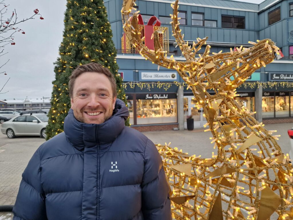 KLART FOR ÅPNING: Lørdag er det julegateåpning på Flisa, og styreleder i Handelssenteret Flisa, Jonas Gottenborg Larsen, håper på godt oppmøte.