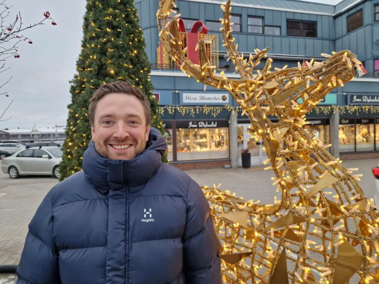 KLART FOR ÅPNING: Lørdag er det julegateåpning på Flisa, og styreleder i Handelssenteret Flisa, Jonas Gottenborg Larsen, håper på godt oppmøte.