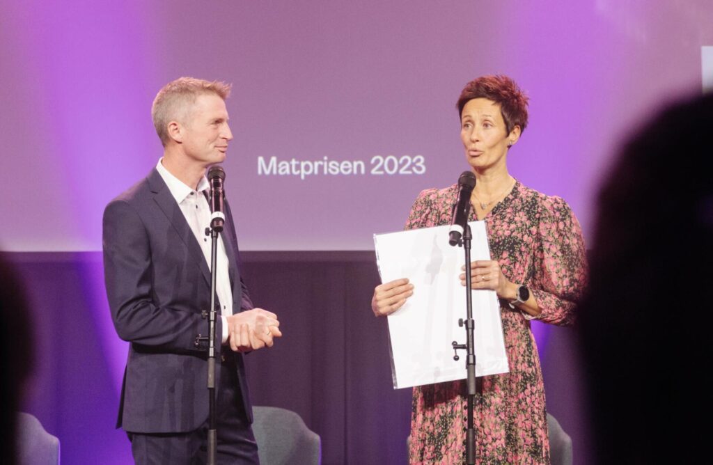 FIKK PRIS: Kjersti Rinde Omsted og Arne Wilhelm Mohn Omsted fra Opaker gård i Grue tok i mot Debio-prisen under Matprisen 2023. Foto: Magnus Gulliksen.