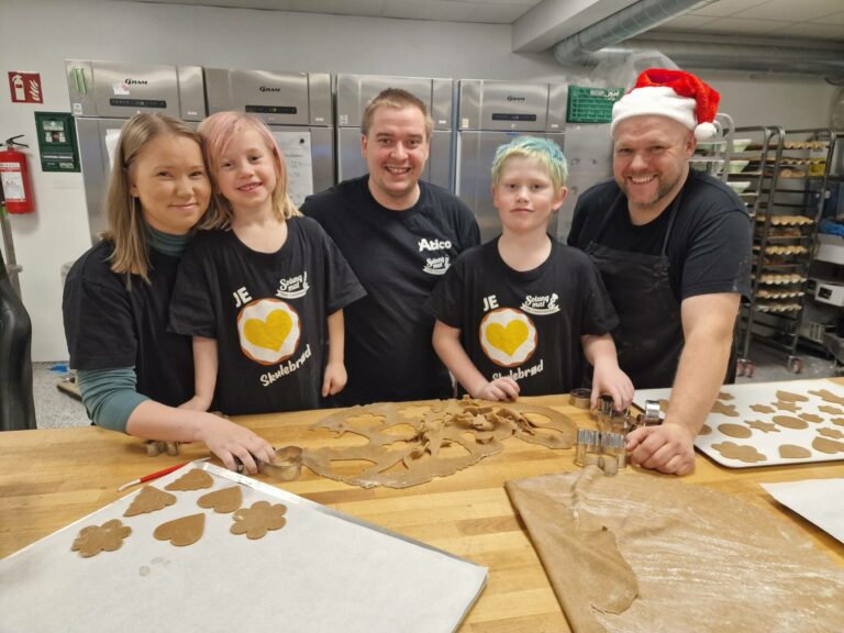 FIN DAG: Rebecca, Aurora, Thomas og Mathias Enger Sømarken hadde en fin dag sammen med mesterbaker Ivar Bakke. Han hadde for anledningen funnet frem nisselua.