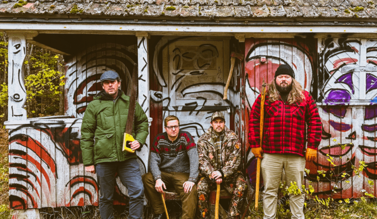 GIS UT: Finnskogen litterære selskap gir ut hemmelig diktskatt fra Finnskogen. På bildet står fra venstre Dag Olav Karlson, Tom Daniel Berg Enger, Andreas Maliberg, Christian Bråtebekken. Foto: Finn Aagaard.