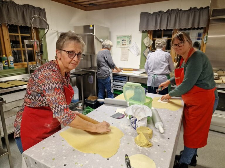 KLARE IGJEN: Grethe Aaslund (til venstre) og Bente Nyen sørger for at Kirkens Julemesse har goro til salgs under åpningen 30. november.