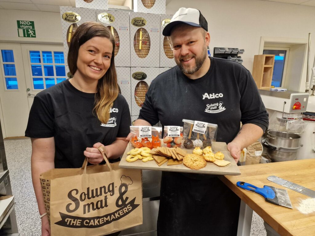 VANT I FJOR: Julebaksten ble sikret for Linda Stræte i fjor. Med i posen fra Ivar Bakke var også et gavekort som hun og familien kan bruke på hva de vil hos SolungMat & The Cakemakers.