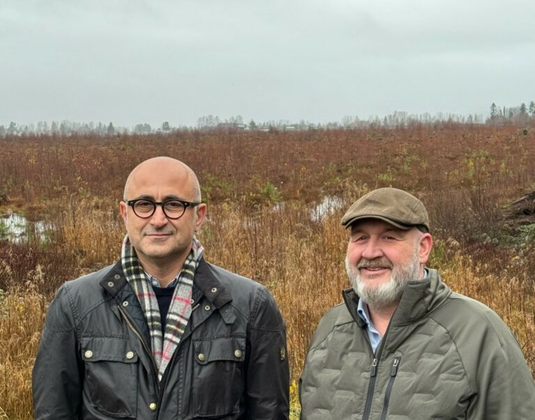 BYGGES HER: Grinder solkraftverk på Grindermoen skal bygges på dette 130 mål store området. Akif Papas fra Endra (til venstre) og Grue-ordfører Rune Grenberg ser frem til samarbeidet.