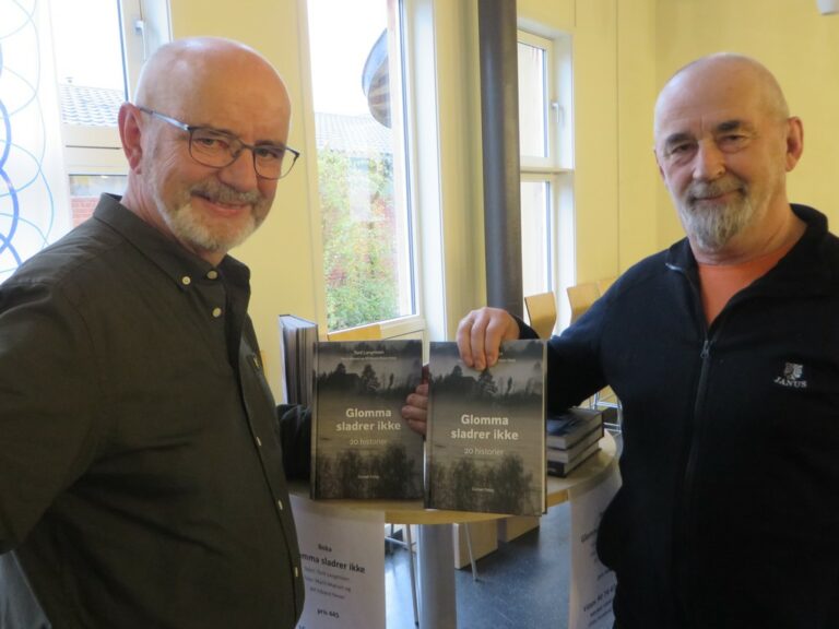 FORFATTEREN OG FOTOGRAFEN: Tord Langmoen (til venstre) har fått en gammel drøm til å gå i oppfylelse og Alf Håvard Neser har levert kanskje sine mest stemningsfulle bilder til bokprosjektet «Glomma sladrer ikke».