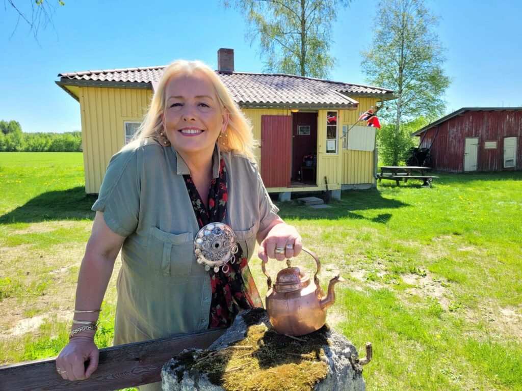 FREDES: Nora Pettersen er primus motor i Tater-Millas venner, og barnebarn av Milla. Nå blir Tater-Millas hus fredet av Riksantikvaren.