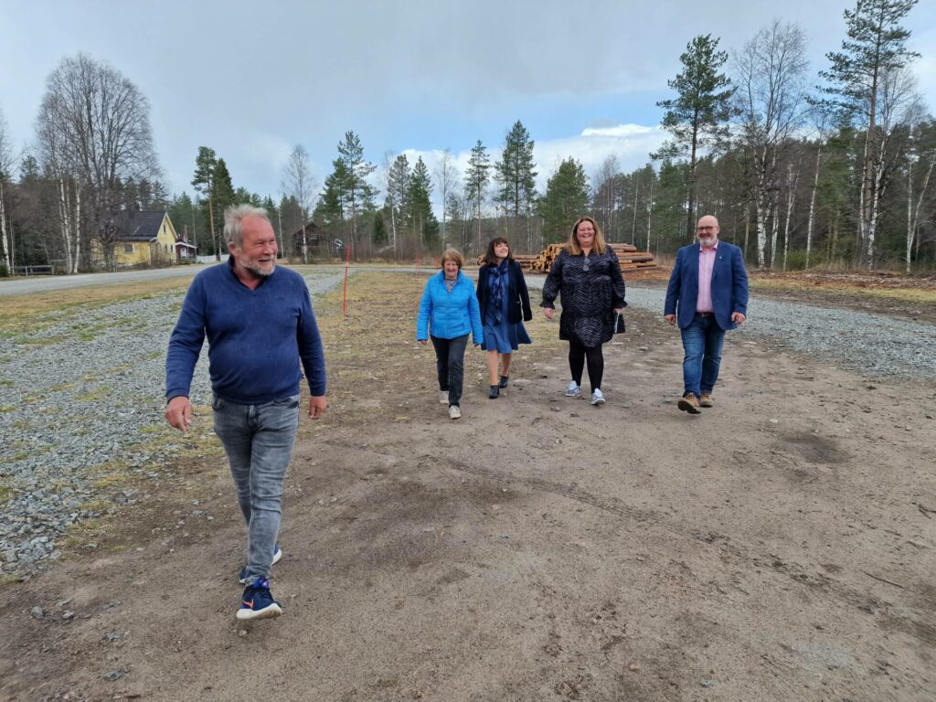 GÅR VEGEN NÅ: Dag Raaberg i Norsk Skogfinsk Museum tror ingenting kan stoppe museumsbygget på Svullrya nå. Videre ser vi utstillingsansvarlig Suzanne Palmquist, tidligere Kongsvinger-ordfører Eli Wathne, tidligere Åsnes-ordfører Kari Heggelund og Grue-ordfører Rune Grenberg. Arkivfoto.