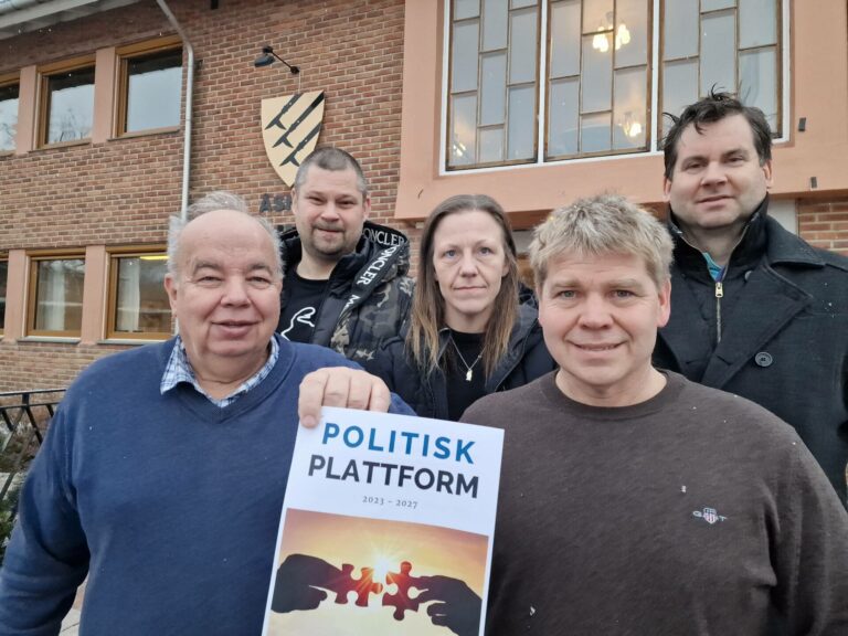 TAR I MOT FLERE: Varaordfører Per Roar Bredvold i Fremskrittspartiet (fra venstre), Tommy Kornstad i Åsnes Bygdeliste, Janniche Birkeland i Rødt, ordfører Einar Toverud i Senterpartiet og Marius Rostad Skymoen i Åsnes Bygdeliste ønsker flere flyktninger til Åsnes. Det ble besluttet i kommunestyret. Arkivfoto.