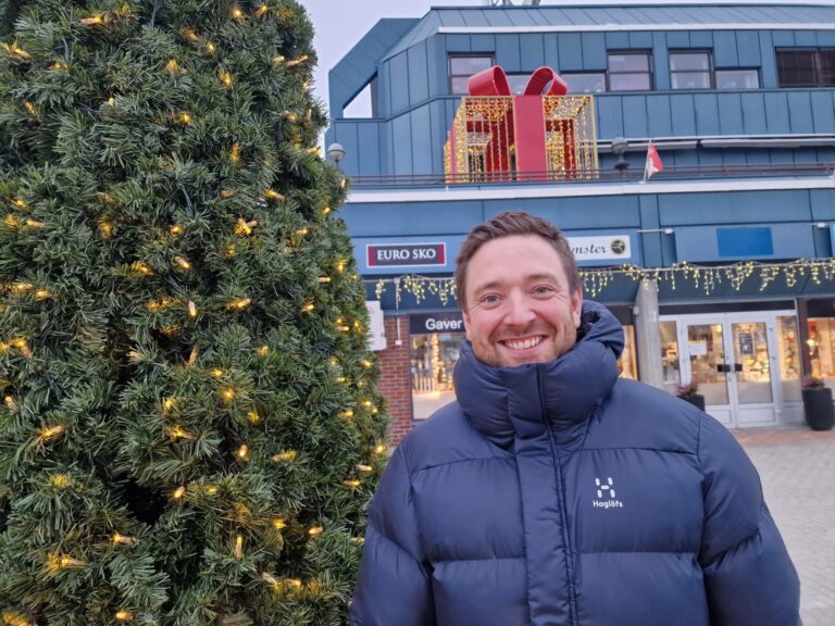 JUL I JULELANDSBYEN: Jonas Gottenborg Larsen er styreleder i Handelssenteret Flisa, og gleder seg til førjulstiden i Julelandsbyen Flisa.