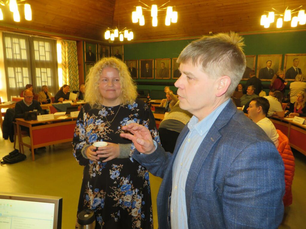 ANNE LENA OG EINAR: Ordfører Einar Ottesen Toverud (SP) i samtale med AP-leder Anne Lena Brustad.