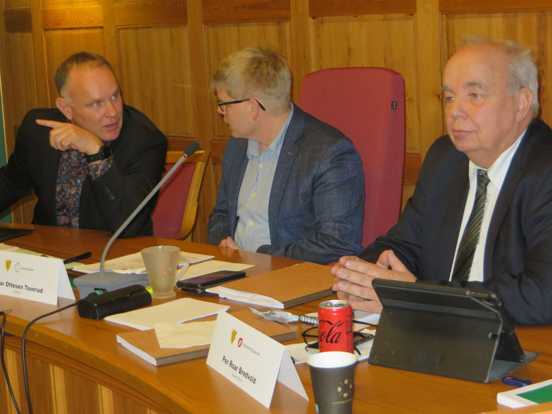 SENTRALE BUDSJETTPARTNERE: Ordfører Einar Ottesen Toverud ( i midten) i tett passiar med kommunedirektør Otto Langmoen(t.v.), mens varaordfører Per Roar Bredvold følger med.