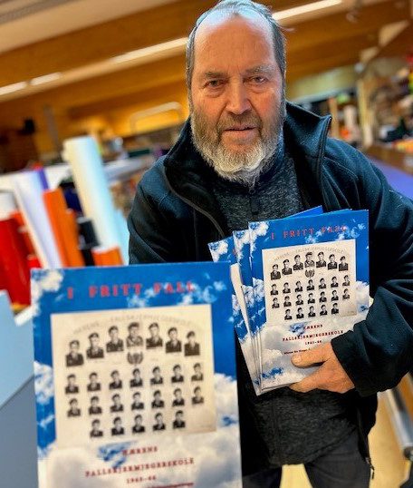 GRUEFINNEN TORE HESTBRÅTEN presenterer sin nyeste bok «I fritt fall», hvor han forteller om det spennende året han var i Norges første fallskjermjegertropp på Trandum. Foto: Hans-Didrik Bakke.