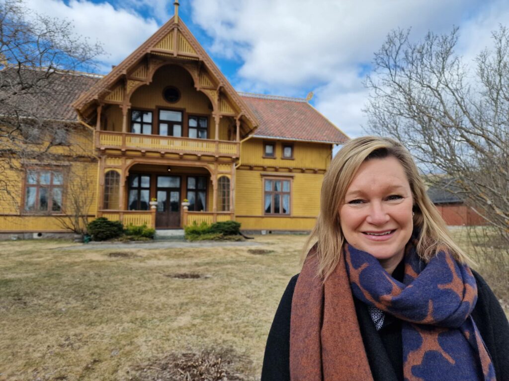 FRA 1 TIL 9: Ane Ingeborg Sandnæs i Visit Øst-Norge går fra å være alene på jobb til å ha ni kollegaer. Her foran Negarden 1897 på Flisa. Arkivbilde.