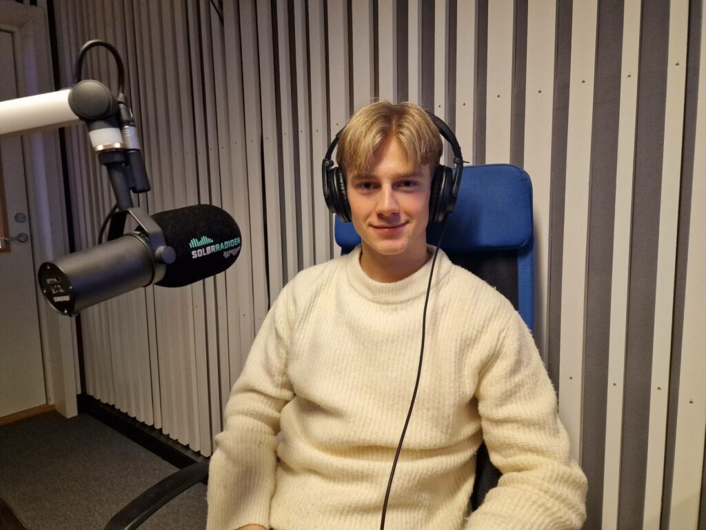 HJEMME I JULA: Benjamin Thoresen Faraas (18) har travle dager i Belgia, men tok seg tid til å feire jul hjemme i Solør. Her er han gjest i God jul Solør på julaften med Knut Lilleåsen.