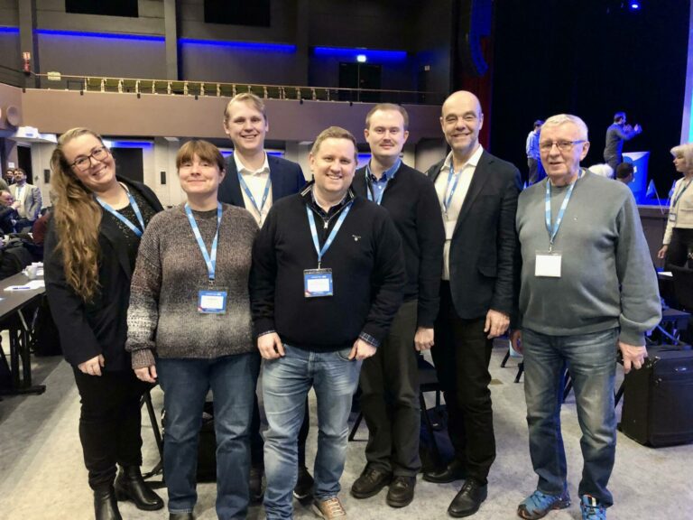 F.v. Joanna Randmæl-Warpe, Eli Wathne, Bjørn Frederik Sletvold, Øyvind Randmæl-Warpe, Oskar Aanmoen, Odd Henning Dypvik og Kjell Lystad. Foto: Innlandet Høyre