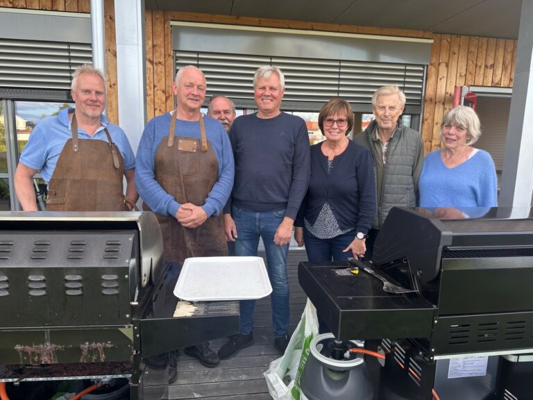 EN VELYKKET HYGGEKVELD: Gjengen er fornøyd med en vellykket grillkveld. Fra venstre: Jan Stensbøl, Ragnar Kvesetmoen, Fred Berg, Inge Roar Kristiansen, Aud Christensen, Sverre Sparby, Bjørg Elise Berg. Foto: Adele Dragsnes