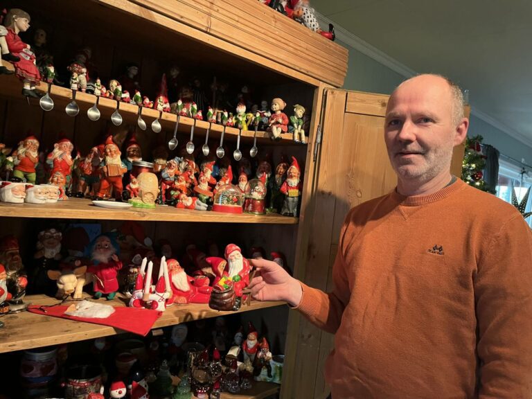 GLAD I NISSER: Lennart Kristmoen har samlet på nisser i tjue år.