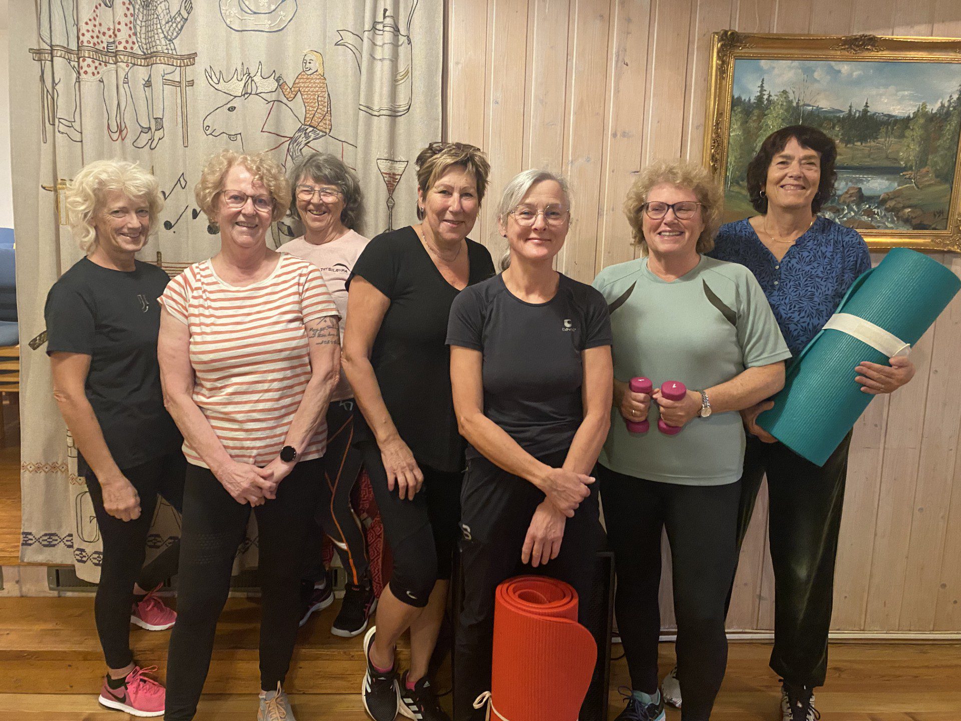 SOSIALT PÅ TRIM: Grethe Sormbråthen (fra venstre), Ann Christin Skjøthaug, Ragnhild Vingeng, Kari Knutsen, Anne Birgitte Magneshaugen, Heidi Gottenborg og Bjørg Gaarder var med på trim mandagen. Av den faste gjengen var det Heidi Marie Framvik, Pia K. Lund, Toril Sormbråten og Åse Smedstuen som ikke var tilstede denne kvelden.