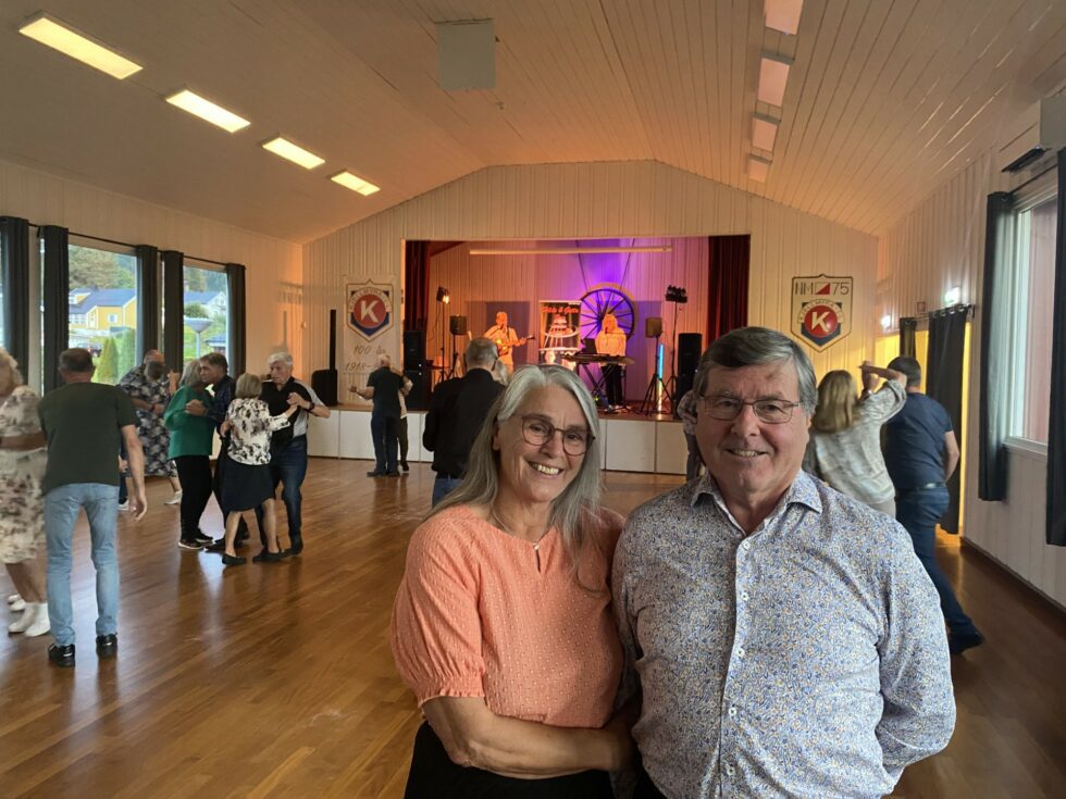 LIKER Å DANSE SVING: Liv Berit Hagelund og Arne Rom er to danseglade som har møtt opp på Kjellmyra for å svinge seg og møte nye folk.
