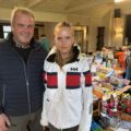 UTKIKK ETTER JULEGAVER: Amanda Josefine Lysen (12) og Svein Lysen fra Braskereidfoss, tok turen til årets første julemarked denne søndagen.