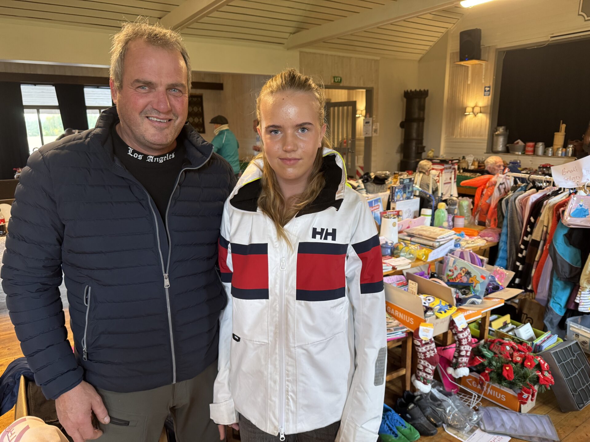 UTKIKK ETTER JULEGAVER: Amanda Josefine Lysen (12) og Svein Lysen fra Braskereidfoss, tok turen til årets første julemarked denne søndagen.